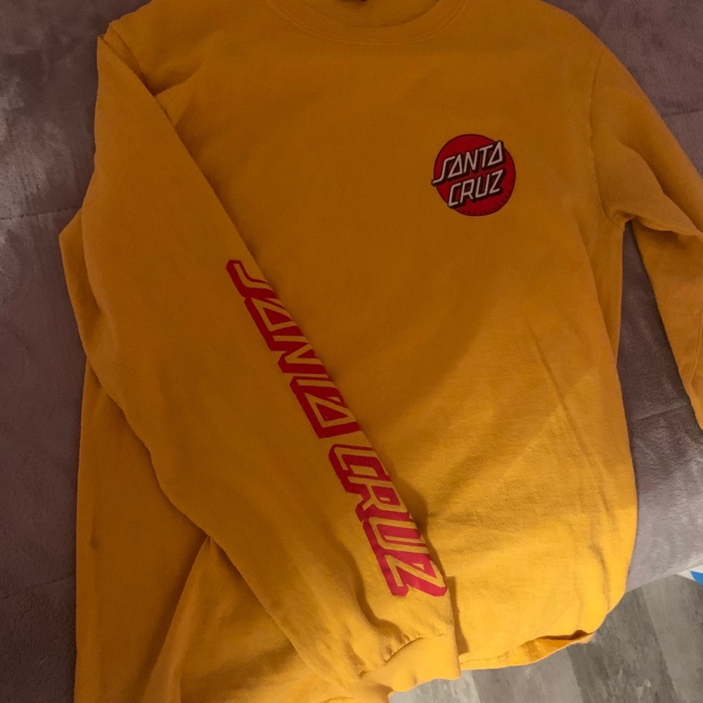 brand new worn once yellow santa cruz shirt